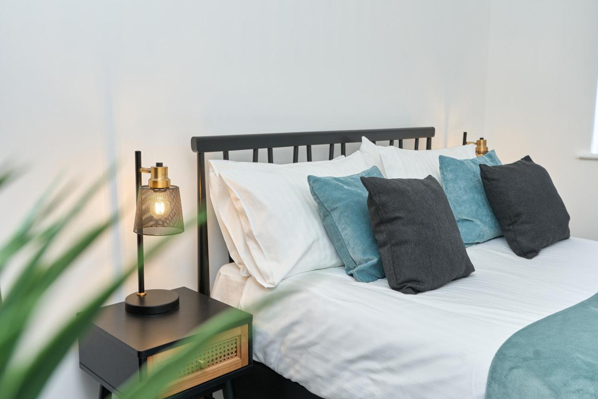 Beautiful 3 Bed Apartment In Bonchurch - Nr Ventnor - Large Outside Terrace & Parking - Dog Friendly - The Perfect Choice For Couples, Friends, Families - 5 Mins To Beach Exterior foto